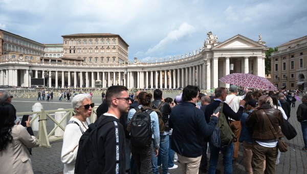 Corner Item Image - Maÿlis, Anthelme, Christèle… Tous vont aux funérailles du pape François