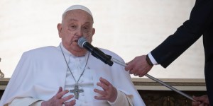 Le Pape &#8220;va très bien&#8221;, assure son médecin Sergio Alfieri après sa sortie surprise