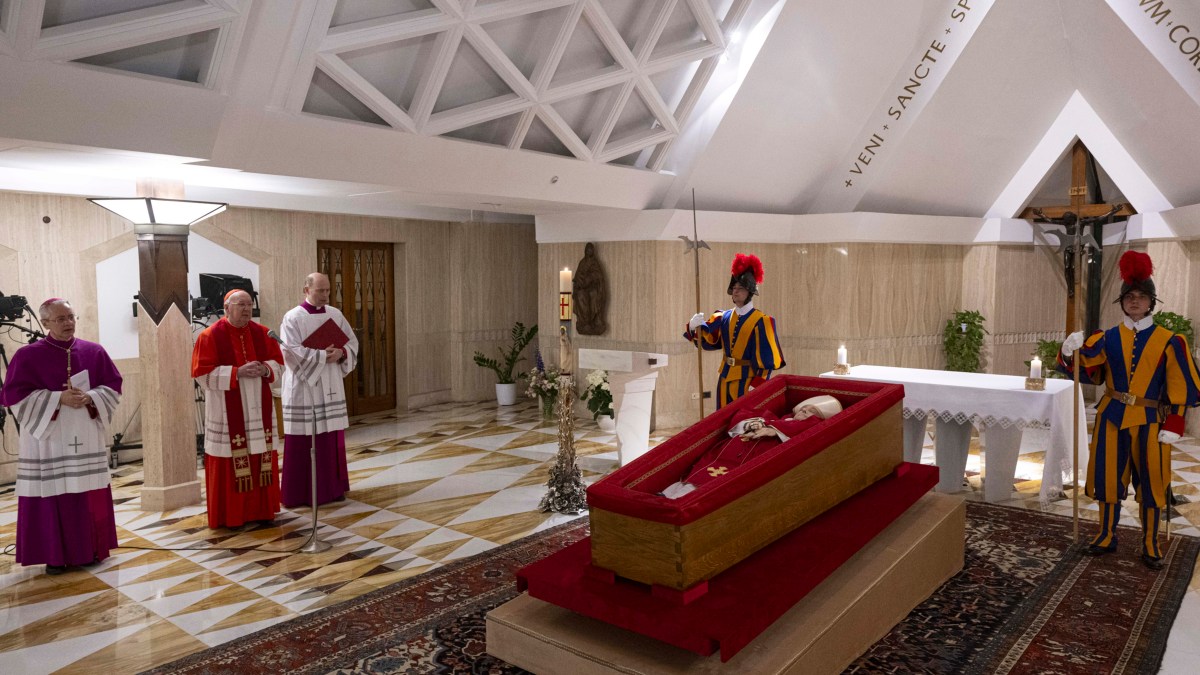 Pope-Francis-in-his-open-coffin-in-The-Vatican