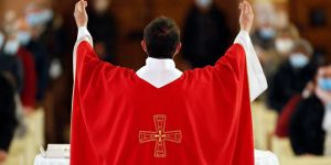 Pourquoi les prêtres portent-ils du rouge pour les Rameaux ?