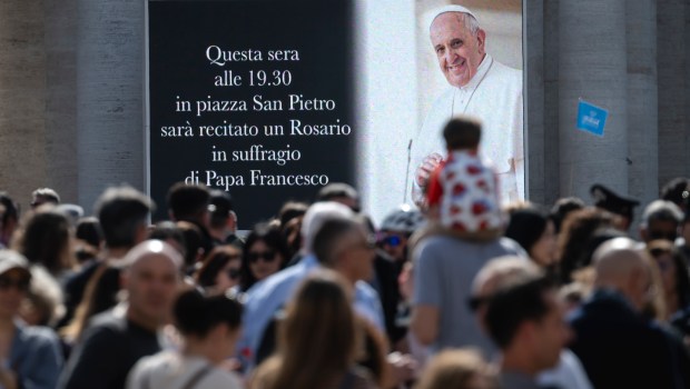 ROSARY-VATICAN-POPE