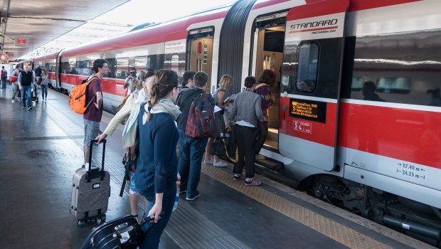 TRAIN-GARE-ROME-ITALIE-shutterstock