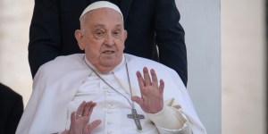 Trois semaines après la fin de son hospitalisation, le pape François remercie le personnel du Gemelli