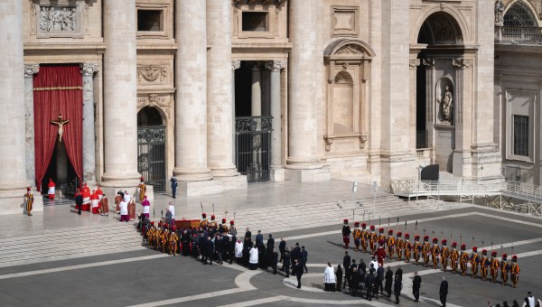 Corner Item Image - [VIDÉO] L’arrivée du cercueil du pape François place Saint-Pierre