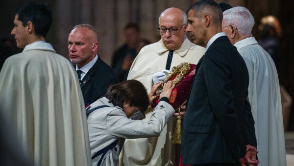 Corner Item Image - [VIDÉO] À Notre-Dame de Paris, les fidèles retrouvent la couronne d’épines !
