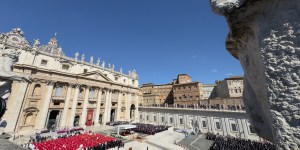 [🔴 DIRECT] 200.000 fidèles présents place Saint-Pierre pour les funérailles du pape François