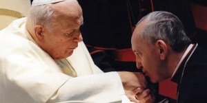 Le pape François, défenseur de Jean Paul II