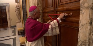 [VIDÉO] Mort du Pape : les scellés apposés sur les appartements du Palais apostolique et de Sainte-Marthe