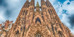La Sagrada Familia aspergée de peinture par des militants écologistes