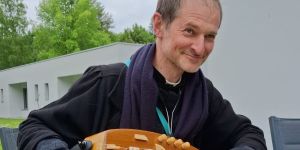 Prêtre et musicien, le père Nicolleau enchante la Troménie