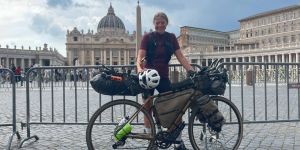 Du Palais des Papes au palais du Pape, Clémence fait 1.000 km à vélo pour accueillir Léon XIV