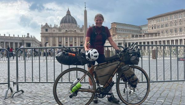 Corner Item Image - Du Palais des Papes au palais du Pape, Clémence fait 1.000 km à vélo pour accueillir Léon XIV