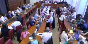 Aide à mourir : en commission, les députés votent un texte plus permissif