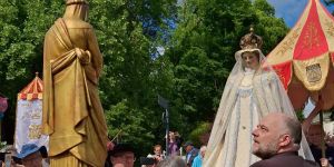 À Josselin, sainte Anne visite sa fille, Notre-Dame du Roncier