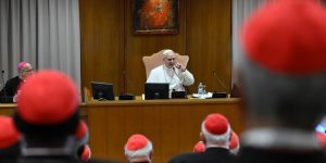 Le pontificat est « un fardeau clairement au-dessus de mes forces », affirme Léon XIV aux cardinaux