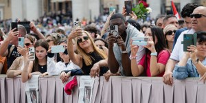 [REPORTAGE] La place Saint-Pierre en fête pour le premier Regina Cæli de Léon XIV