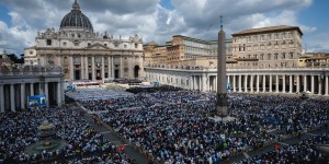 [REPORTAGE] À Rome, des chrétiens du monde entier sont venus entourer leur nouveau pape