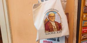 Rome : les vendeurs de souvenirs aussi rapides que les cardinaux réunis en conclave