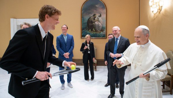 Corner Item Image - Léon XIV rencontre le meilleur joueur de tennis du monde