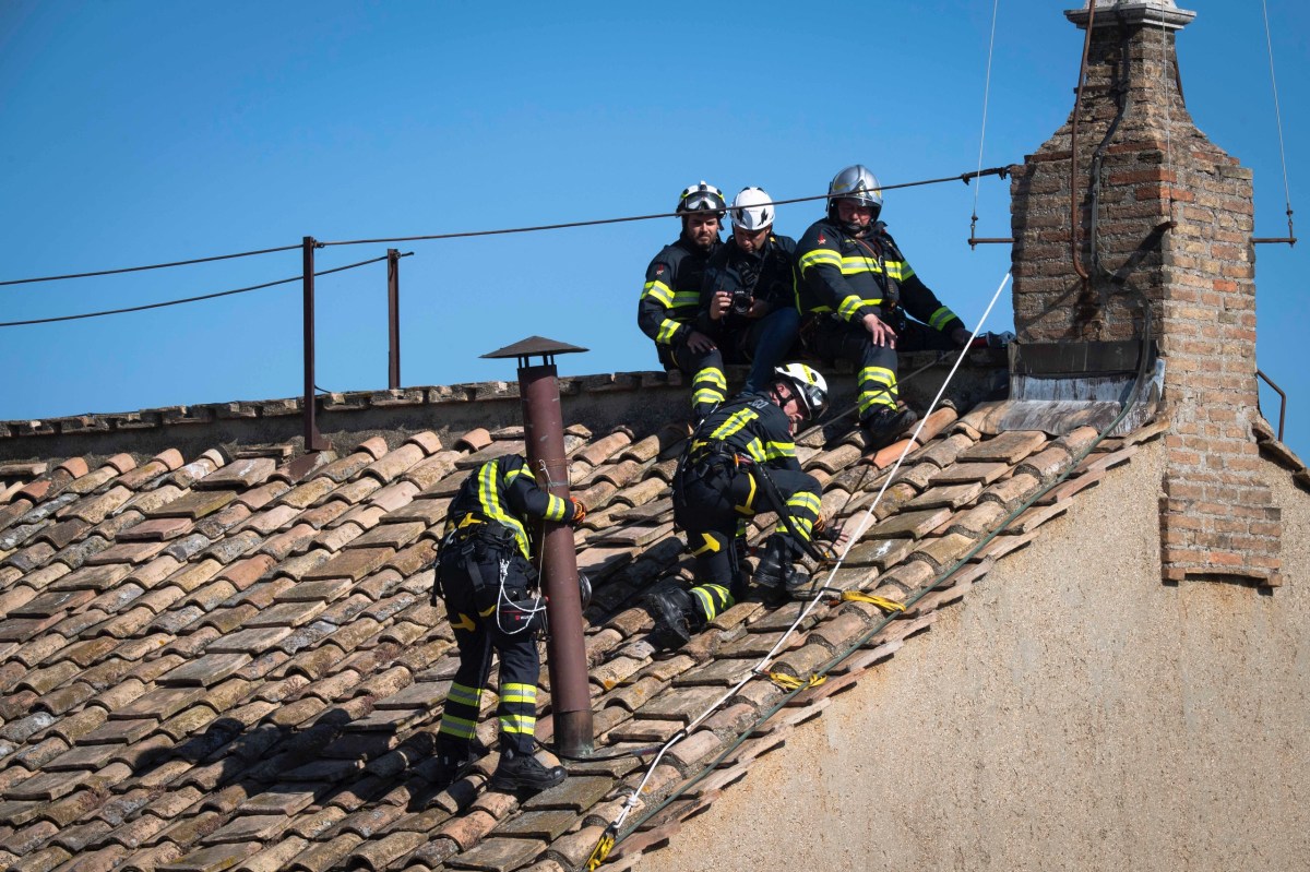 {"rendered":"Les pr\u00e9paratifs du conclave dans la chapelle Sixtine"}