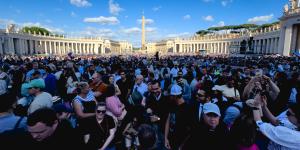 [REPORTAGE] Place Saint-Pierre, le peuple de Dieu rencontre son nouveau pape