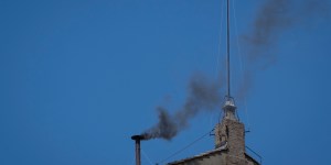 [🔴 DIRECT] Une nouvelle fumée noire s&#8217;échappe de la chapelle Sixtine