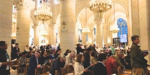 [REPORTAGE] À Notre-Dame, le plaidoyer silencieux des catholiques contre l&#8217;aide à mourir