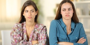 “T’as toujours été le chouchou” : quand la jalousie entre frères et sœurs perdure à l’âge adulte