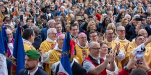 [REPORTAGE] À Argenteuil, évêques, prêtres et fidèles acclament Léon XIV