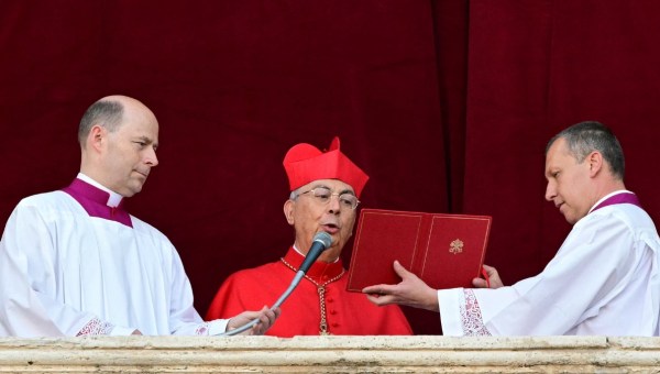 Corner Item Image - “Habemus papam !” : le jour où le cardinal Mamberti a annoncé l’élection de Léon XIV