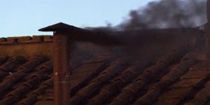 [🔴 DIRECT] Une fumée noire s&#8217;échappe de la chapelle Sixtine, pas de nouveau pape