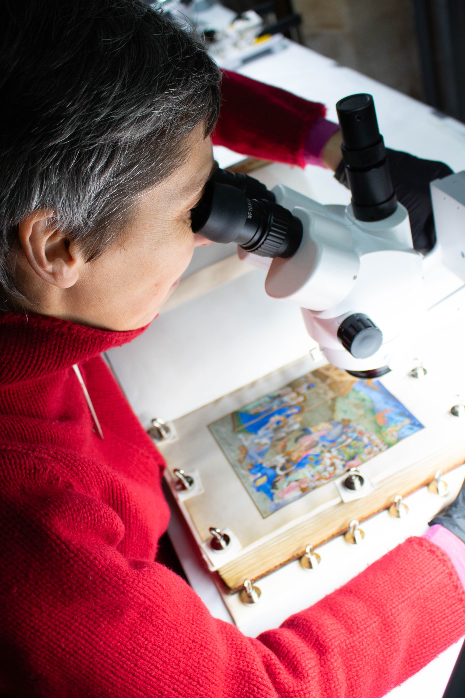 2._Tres_Riches_Heures_restauration_en_cours_-_Tres_Riches_Heures_ongoing_restauration_-_Copyright_Chateau_de_Chantilly