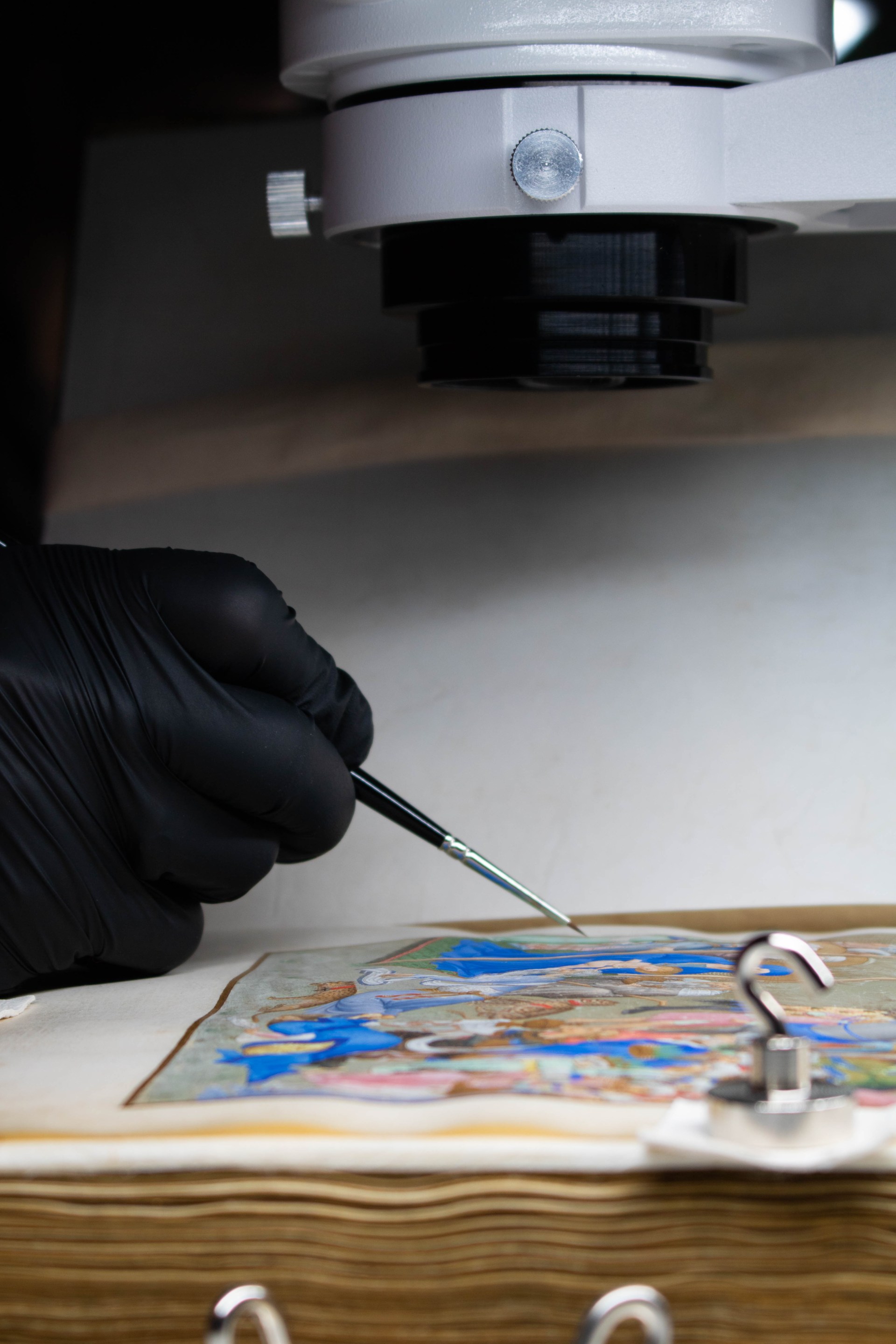 6.-Tres-Riches-Heures-restauration-en-cours-Tres-Riches-Heures-ongoing-restauration-Copyright-Chateau-de-Chantilly.jpg