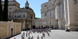 Cyclisme : le Giro de passage au Vatican