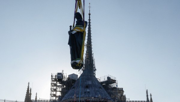 SAINT-PAUL-STATUE-NOTRE-DAME-AFP