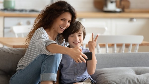 Corner Item Image - Ces précautions à prendre avant de poster des photos de ses enfants sur les réseaux sociaux