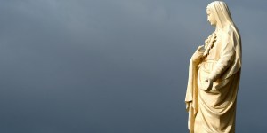 Pourquoi la Vierge Marie est-elle appelée la mère des pécheurs ?