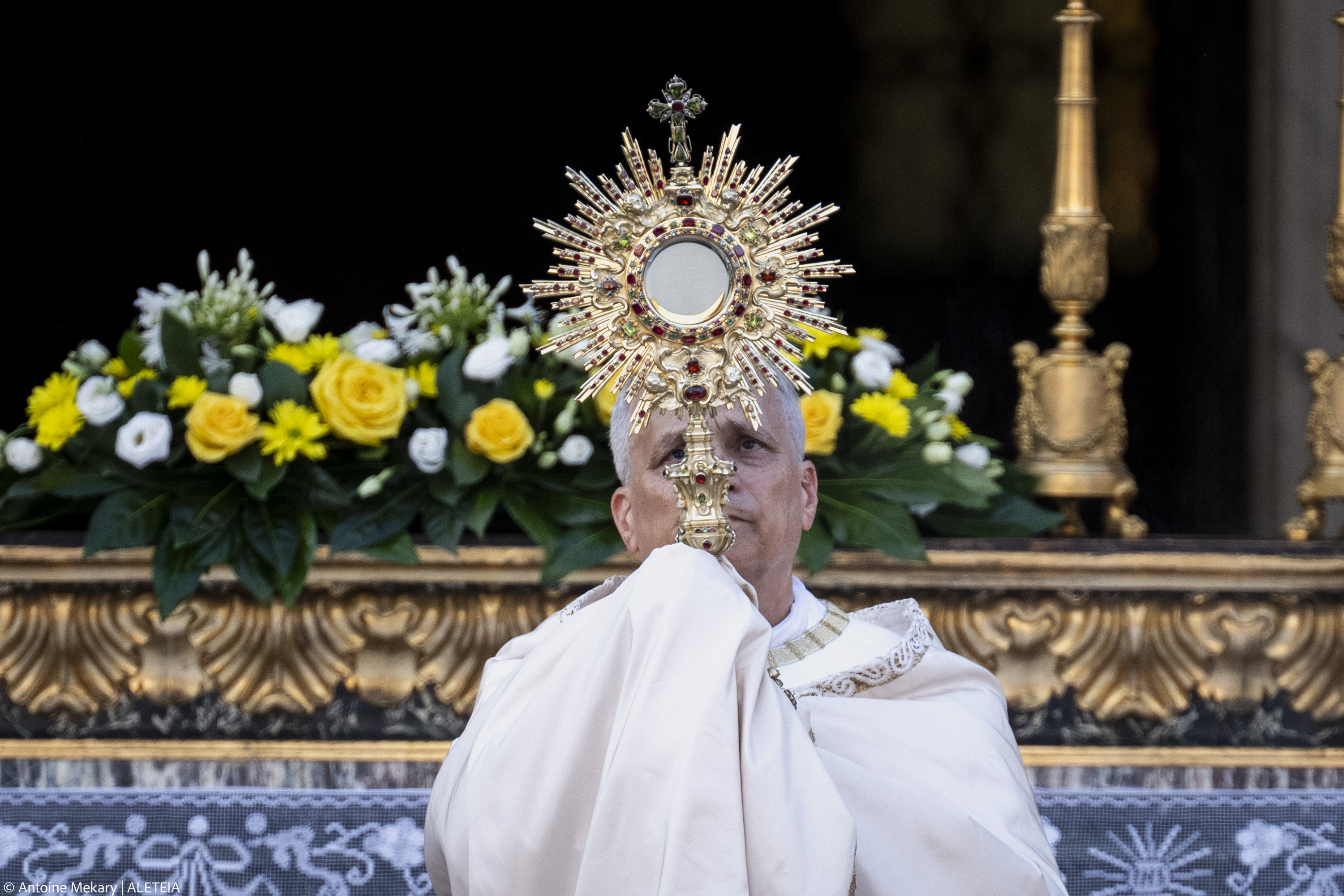 {"rendered":"Dans les rues de Rome, le pape L\u00e9on XIV en procession pour la F\u00eate-Dieu"}