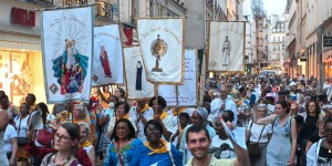 Une marche nocturne pour la conversion du monde dans les rues de Paris