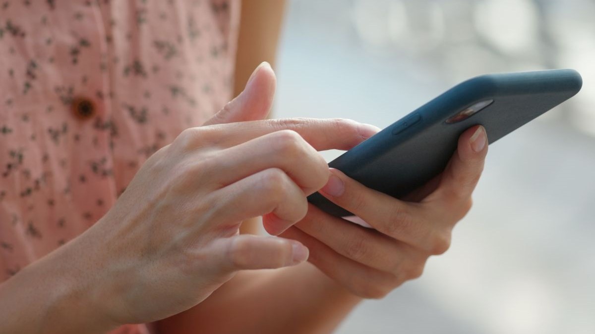 smartphone-woman.jpg