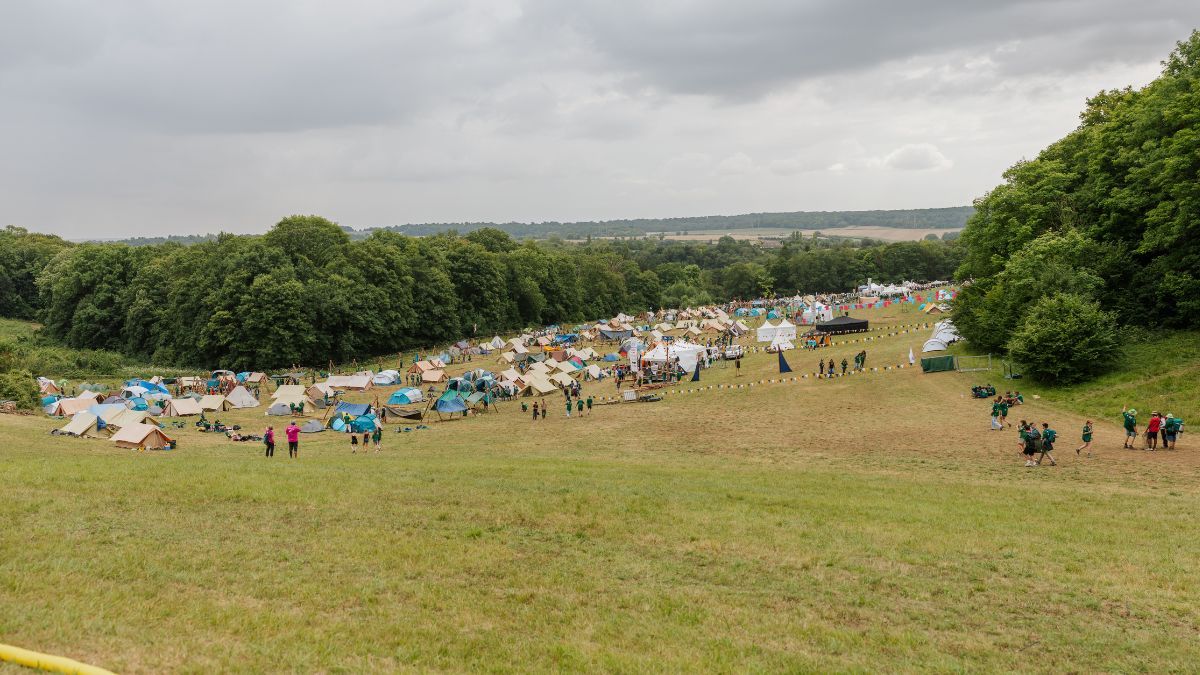 Copyright-SGDF-Vue-densemble-du-rassemblement-Clameurs-pendant-larrivee-des-17-000-jeunes-participants-1.jpg