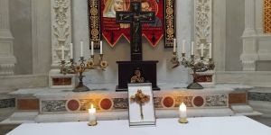 À Rome, une croix de fleurs bouleverse les jeunes du Jubilé