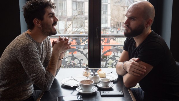 Deux amis se disputent