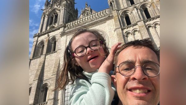 Un père et sa fille finissent leur pèlerinage