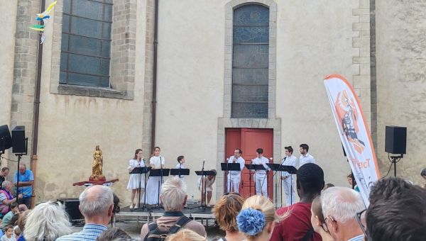 Corner Item Image - [VIDÉO] La famille Lefèvre chante “Sainte Anne, ô bonne mère”