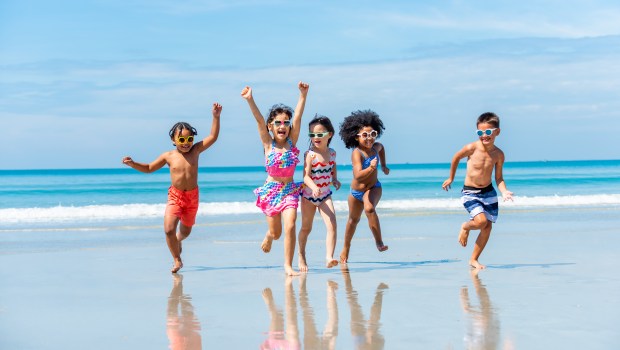 ENFANTS-PLAGE-ETE-shutterstock
