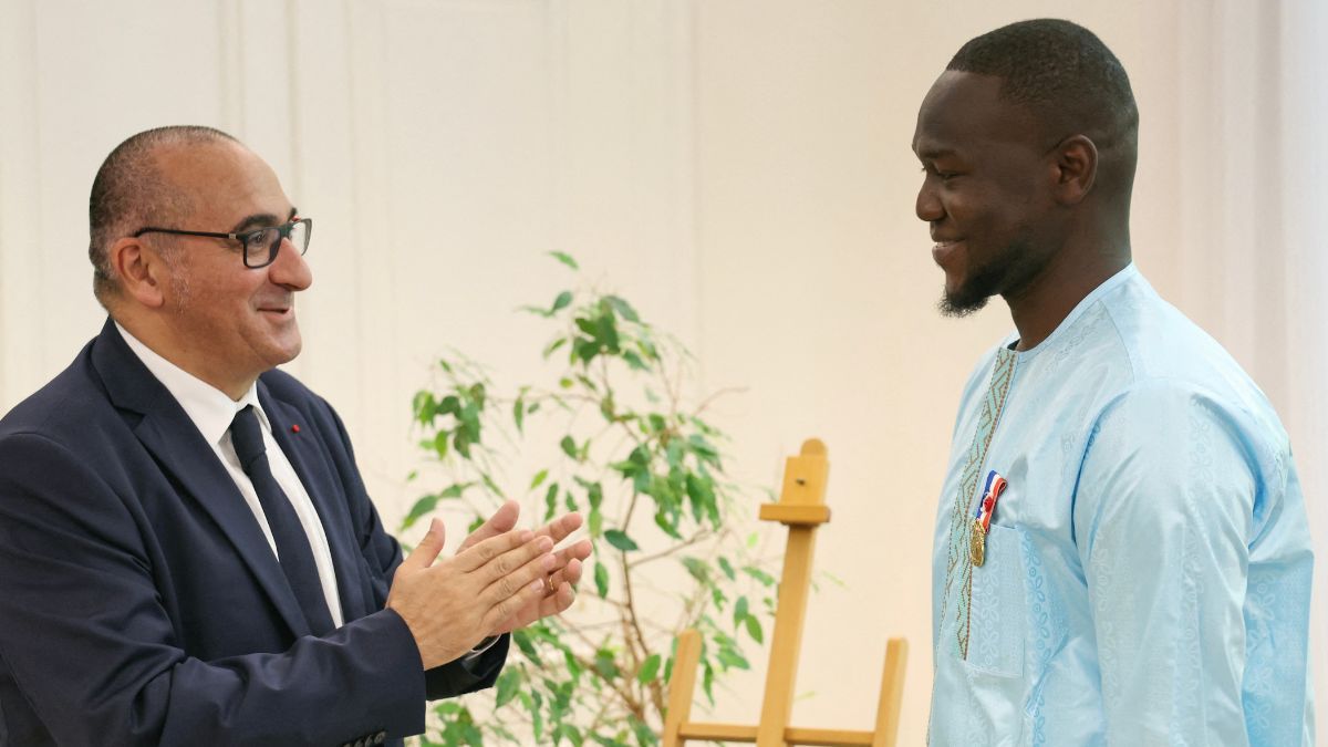Fouseynou-Cisse-recoit-la-medaille-dhonneur-de-la-part-du-Prefet-Laurent-Nunez-.jpg