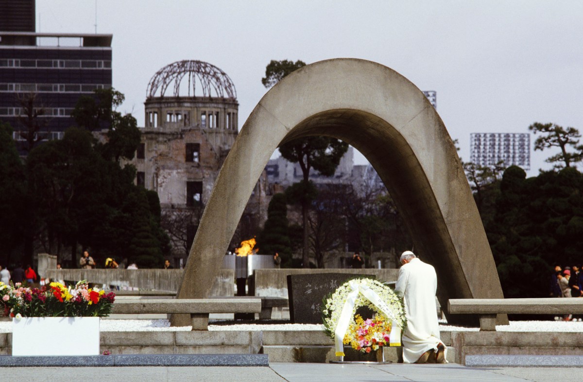 {"rendered":"Rome red\u00e9couvre le visage de Jean Paul II, le premier pape de la mondialisation"}