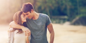 “Mon enfant a 20 ans et est amoureux” : comment l’accompagner sans être (trop) intrusif ?