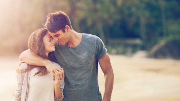 “Mon enfant a 20 ans et est amoureux” : comment l’accompagner sans être (trop) intrusif ?